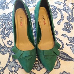 Kelly green heels with bow.